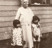 Diana with her granddaughters, circa 1930.